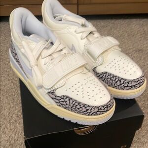 Nike White and Black Sneakers with Retro Design